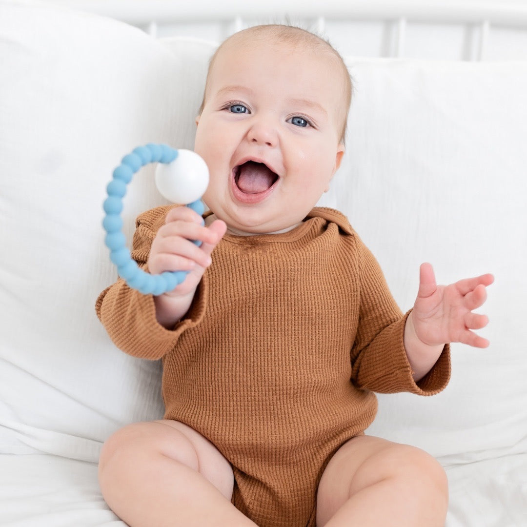 Baby indeleble Holding Rattle Happy